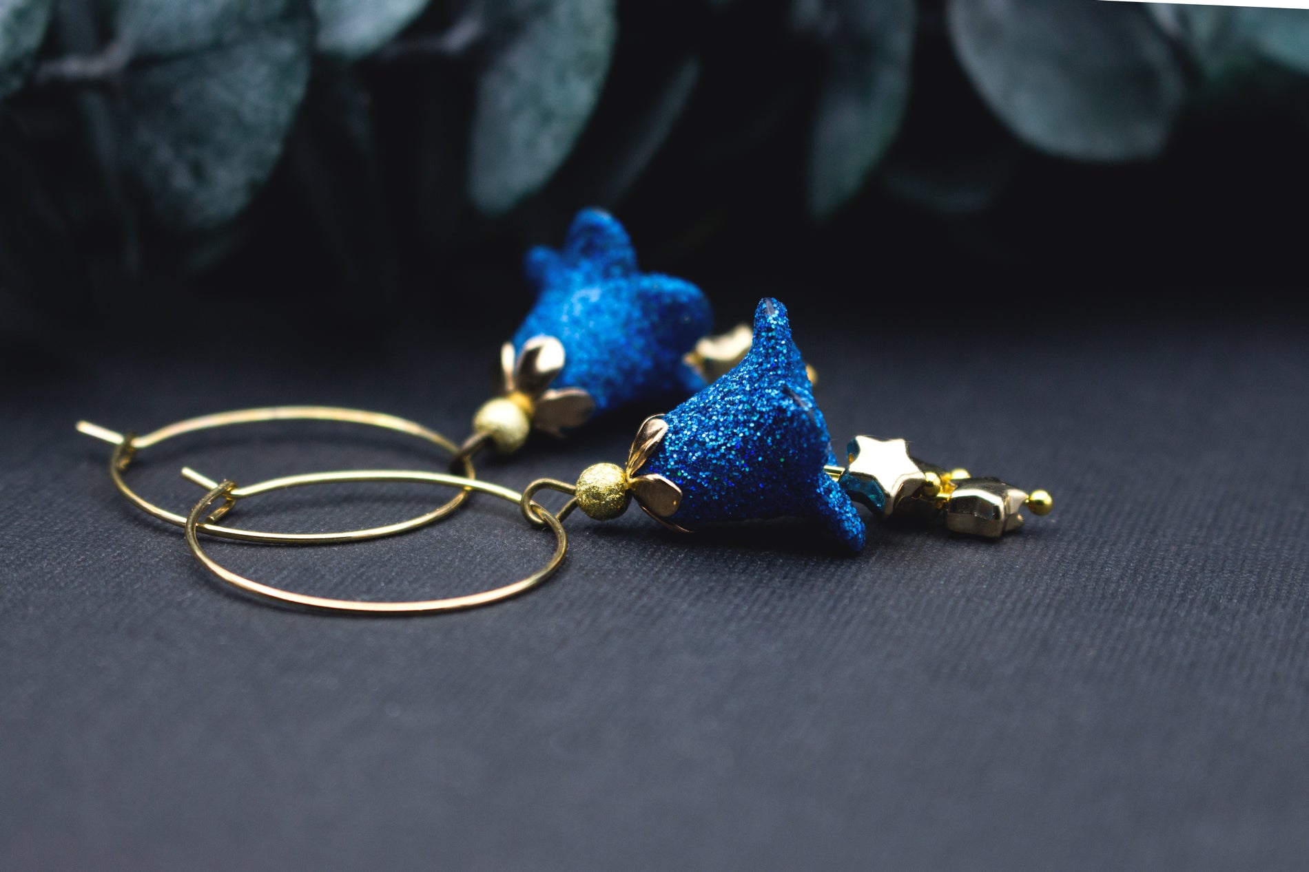 Blau glitzernde Stern Creolen mit goldfarbenen Elementen im Vintage-Stil