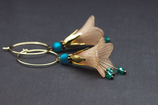 Creolen Ohrringe mit Blüten in Hellbraun und Türkisblau – eleganter Ohrschmuck in Goldoptik