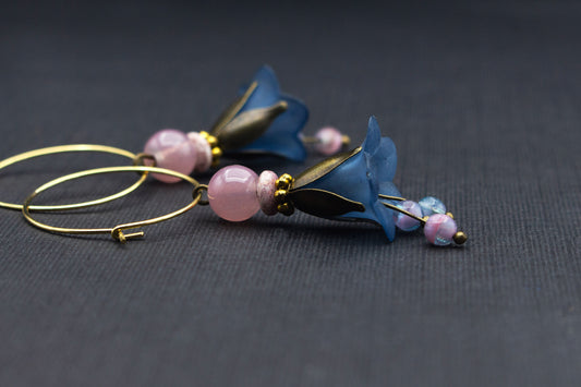 Creolen in Gold mit Acrylblüten in Rauchblau und rosa Glasperlen