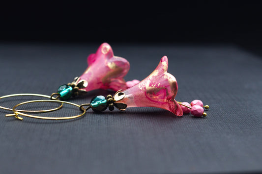 Creolen Ohrringe Blüten in Rosa und Pink mit goldenen Details – eleganter Ohrschmuck