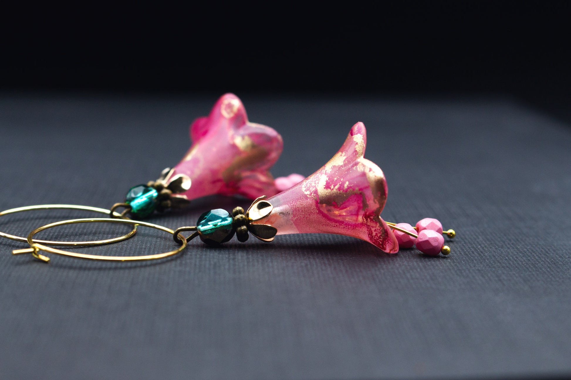 Blüten Creolen Rosa Pink Gold mit smaragdgrünen Glasperlen – ausdrucksstarker Schmuck
