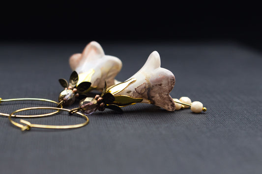 Creolen Ohrringe mit Blüten in Creme und Taupe – eleganter Schmuck in Gold