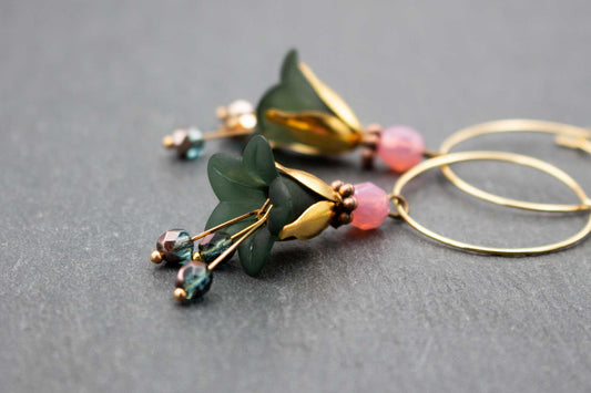 Creolen Ohrringe in Dunkelgrün und Rosa mit Blüten und Glasperlen – romantischer Ohrschmuck für Damen