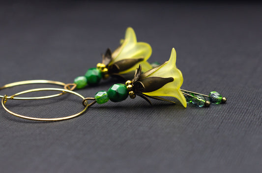 Creolen Ohrringe mit Blüten in Gelb und Grün – sommerlicher Schmuck mit Glasperlen