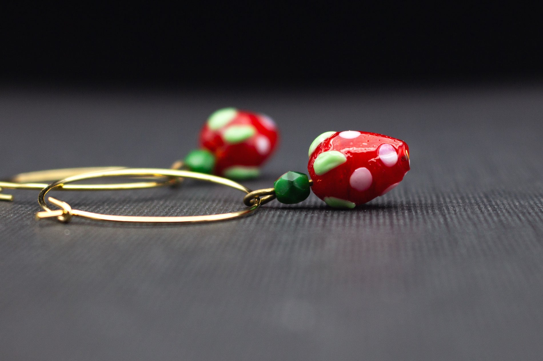 Creolen Ohrringe Gold mit Erdbeeren aus Glas – verspielte Ohrhänger im Obst-Design