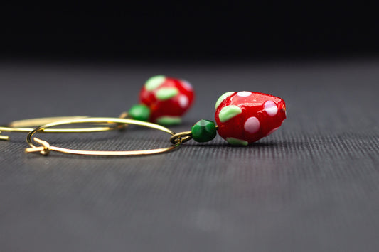 Creolen Ohrringe Gold mit Erdbeeren aus Glas – verspielte Ohrhänger im Obst-Design