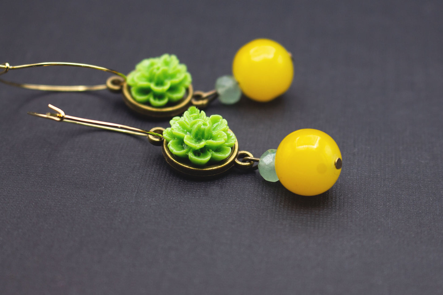 Ohrhänger in Gold mit Glasperlen Gelb und Grün und Cabochon-Blüte – sommerlicher Schmuck