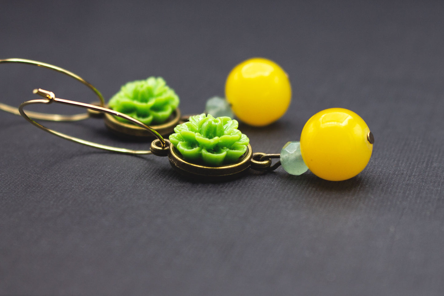 Creolen Ohrringe mit Gelb Grün Glasperlen und Blüte in Frühlingsgrün – fröhlicher Ohrschmuck