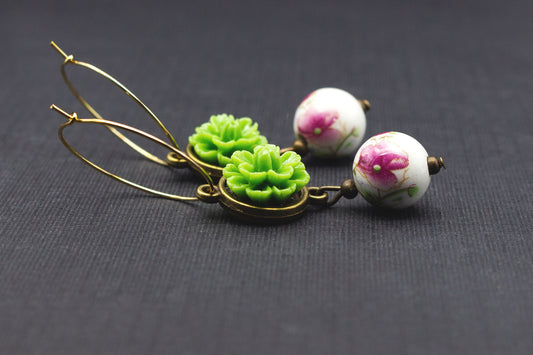 Creolen Ohrringe Gold mit grüner Blüte und weißer Keramikperle – romantischer Ohrschmuck im floralen Stil