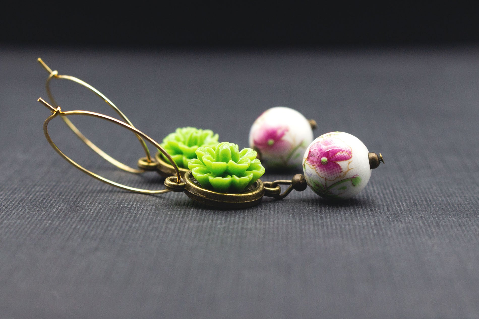 Ohrhänger Creolen mit grünem Blumencabochon und weißer Keramikperle – stilvoller Schmuck