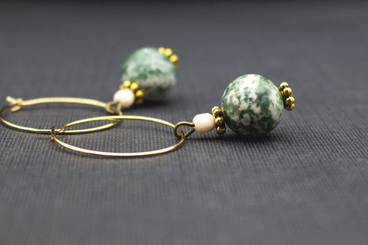 Creolen Ohrringe Gold mit marmorierter Perle Grün Weiß – elegante Ohrhänger mit Glasperle in Creme