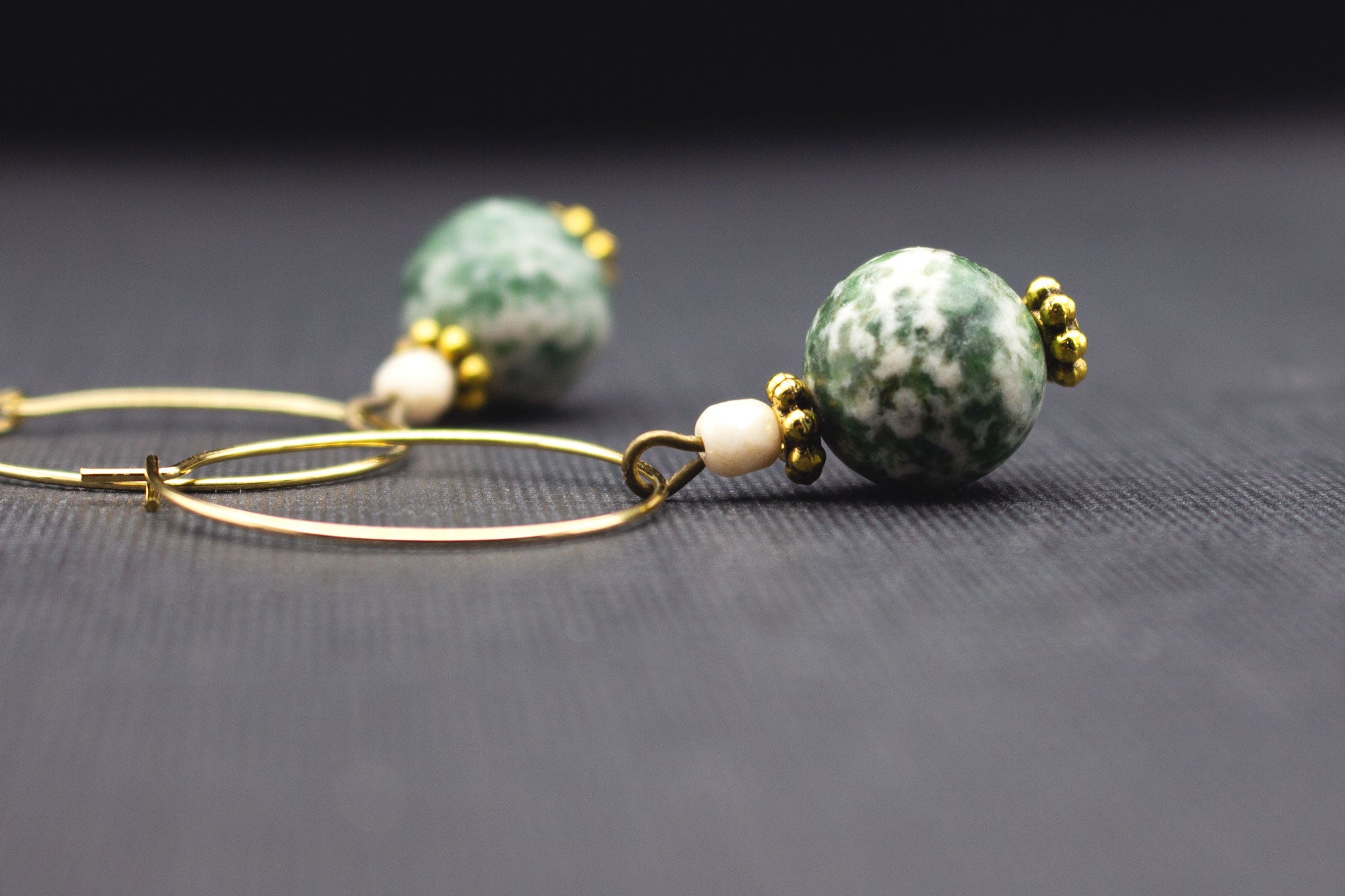 Creolen Ohrhänger Gold mit Grün Weiß marmorierter Perle und Creme-Glasperle – eleganter Ohrschmuck