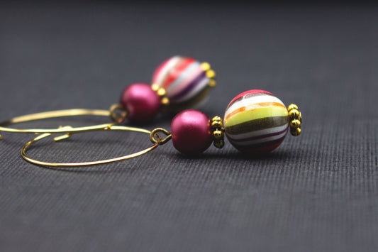 Creolen Ohrringe goldfarben mit gestreiften Perlen und Magenta – moderner Ohrschmuck