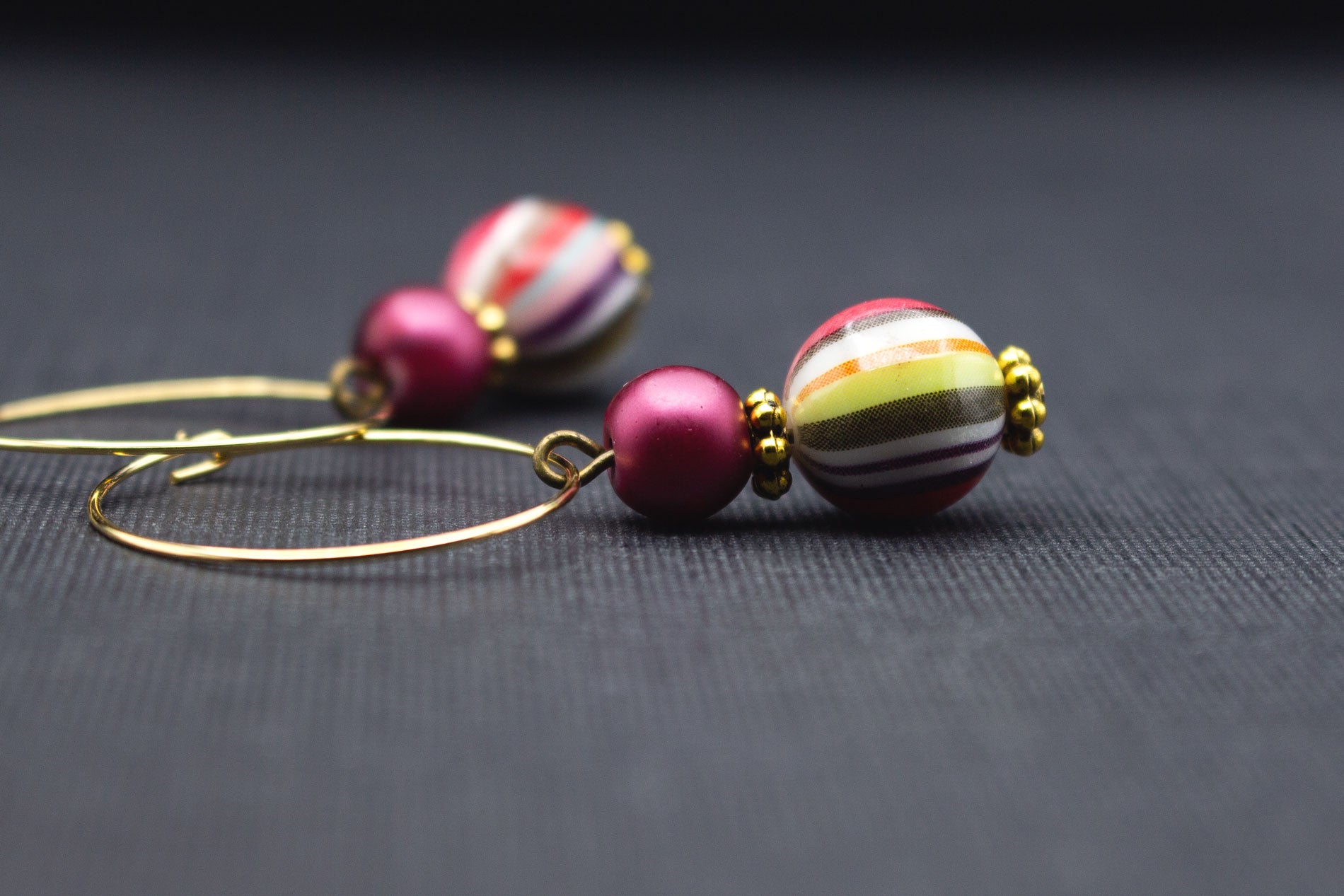 Moderne Creolen Ohrringe Gold mit gestreiften Perlen – eleganter Ohrschmuck für Festival und Alltag