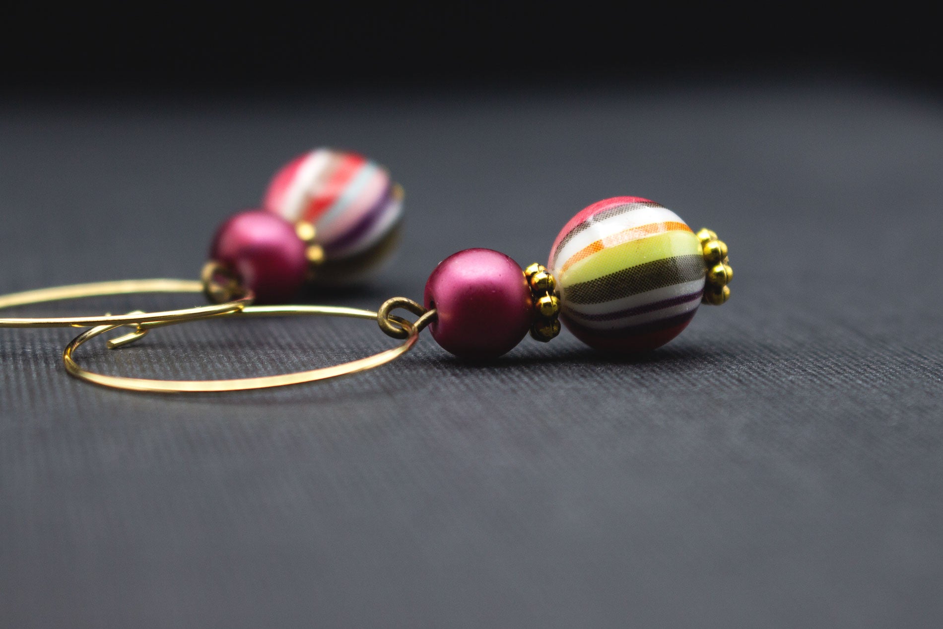 Creolen Ohrhänger in Gold mit Magenta und gestreiften Perlen – trendiger Schmuck