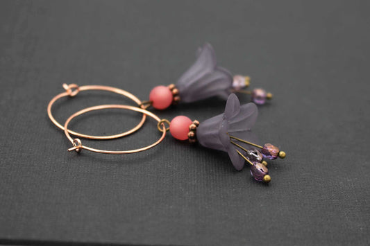 Creolen Ohrringe in Grau und Altrosa mit Blüten und Glasperlen – romantischer Ohrschmuck