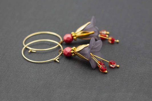 Creolen Ohrringe in Grau und Rot mit Blüten und Glasperlen – romantischer Ohrschmuck für Damen