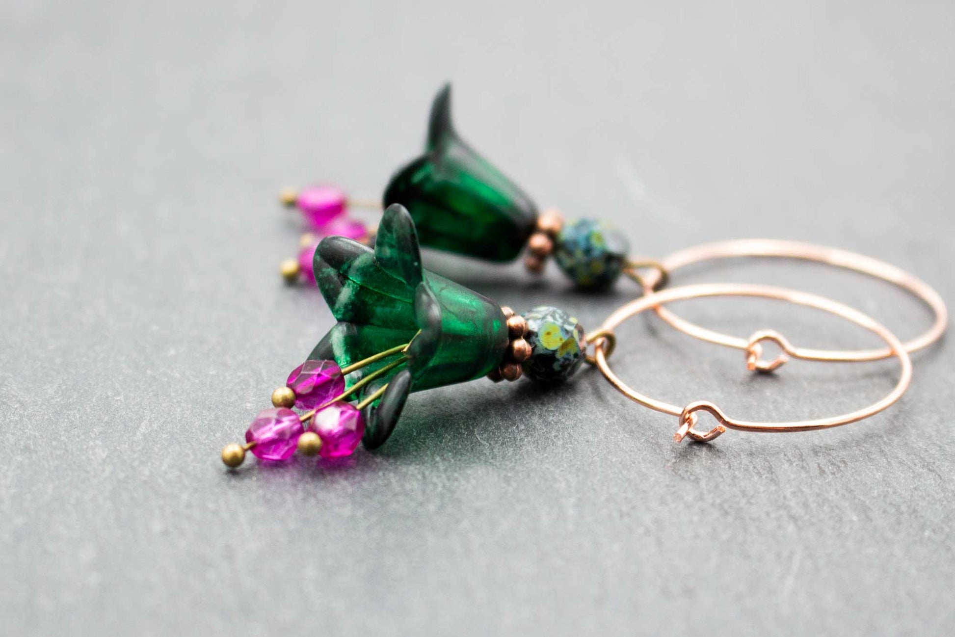 Creolen Ohrringe in Grün und Pink mit Blüten und Glasperlen – ausdrucksstarker Ohrschmuck für Damen