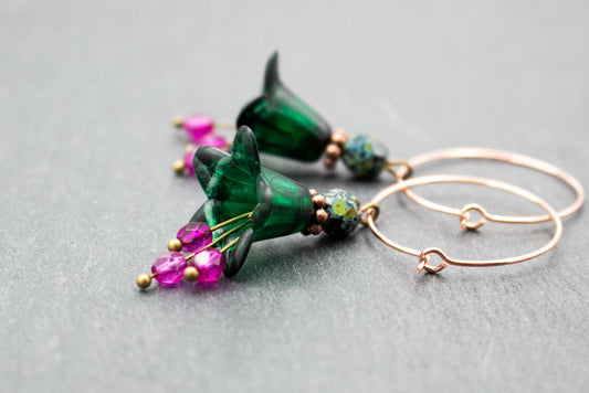 Creolen Ohrringe in Grün und Pink mit Blüten und Glasperlen – ausdrucksstarker Ohrschmuck für Damen
