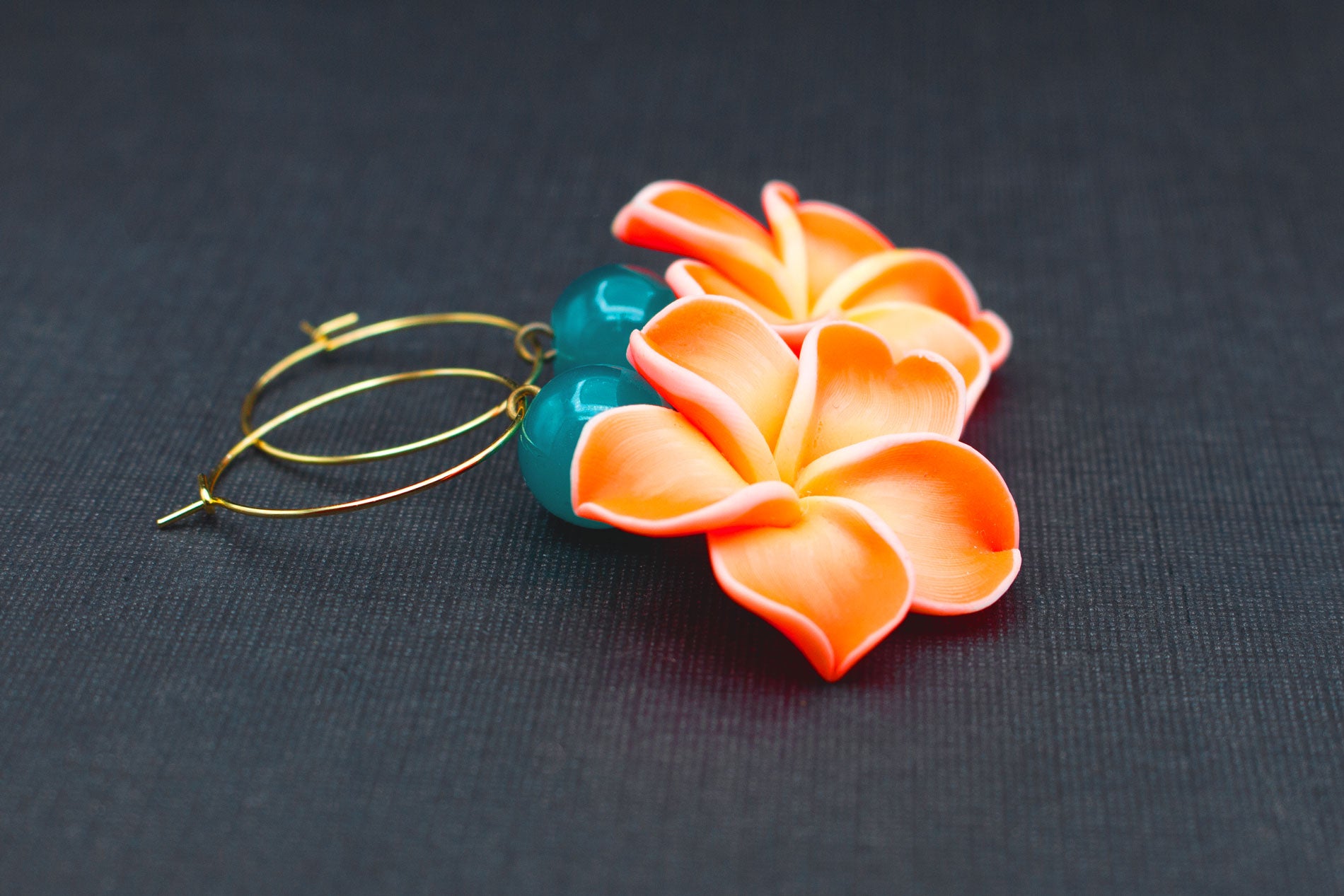 Hibiskus Creolen Orange Gelb mit türkisfarbener Glasperle – sommerlicher Schmuck