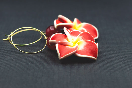 Creolen Ohrringe mit Hibiskusblüten in Rot und Gelb – sommerlicher Ohrschmuck