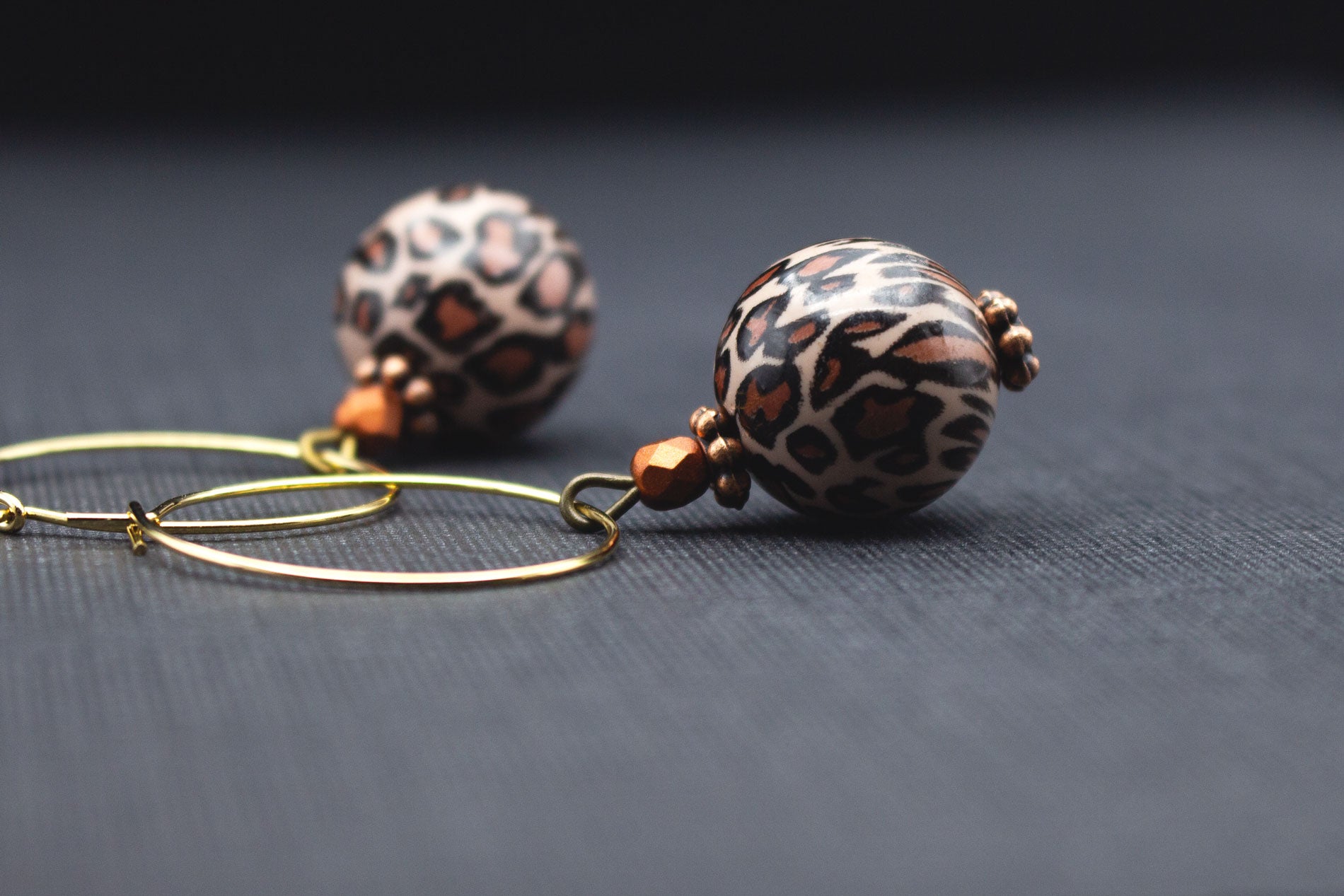 Goldfarbene Creolen Ohrringe mit Leopardenmuster im Safari-Stil