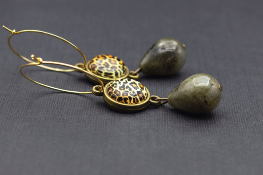 Creolen Ohrringe mit Leopardenmuster und Tropfenperlen – moderner Animal-Print Schmuck