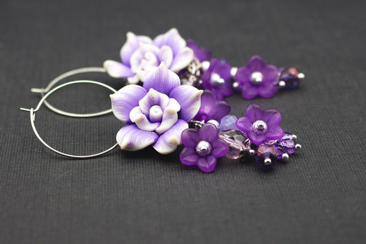 Creolen Ohrringe mit lila Fimo-Blüten und Glasperlen – romantischer Schmuck