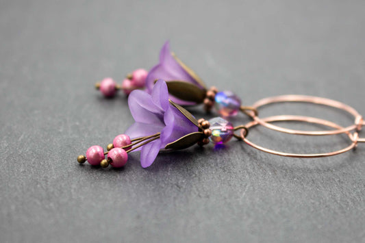 Creolen Ohrringe in Lila Rosa Flieder mit Blüten und Glasperlen – romantischer Ohrschmuck für Damen