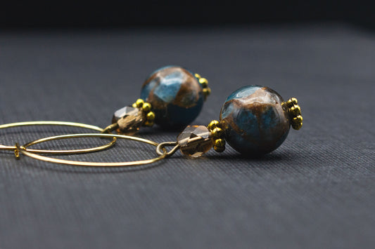 Creolen Ohrringe mit marmorierten Glasperlen in Braun, Blau und Gold