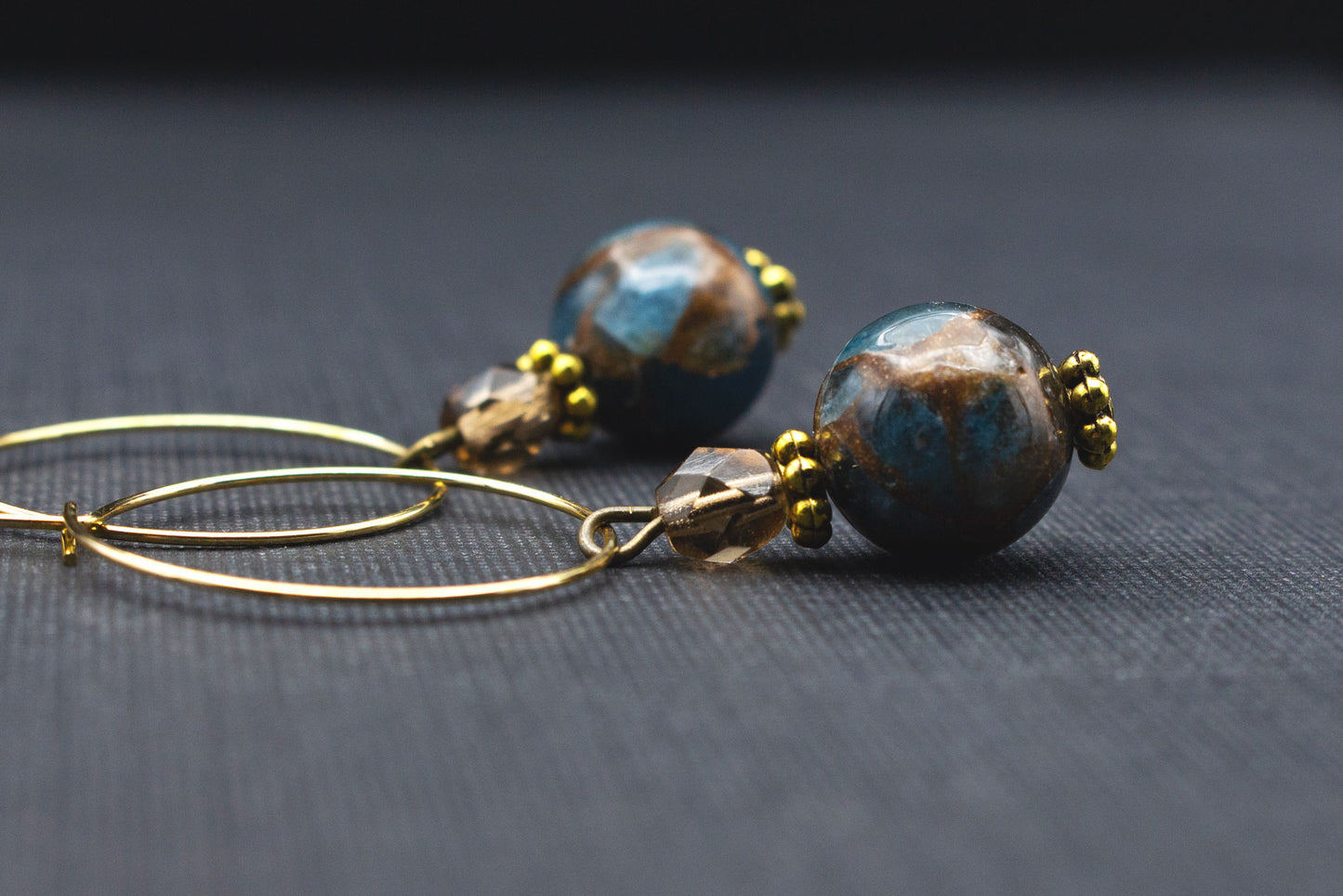 Creolen Schmuck mit marmorierten Glasperlen – eleganter Look in Braun, Blau und Gold