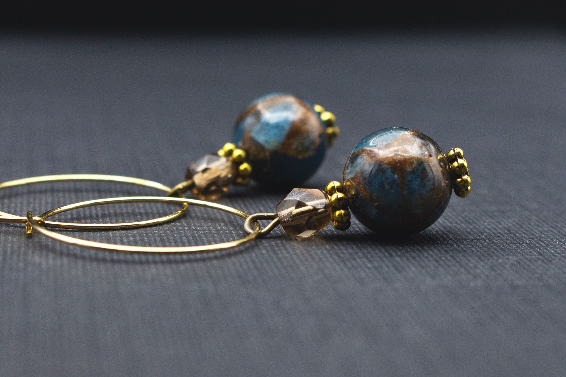 Creolen Schmuck mit marmorierten Glasperlen – eleganter Look in Braun, Blau und Gold