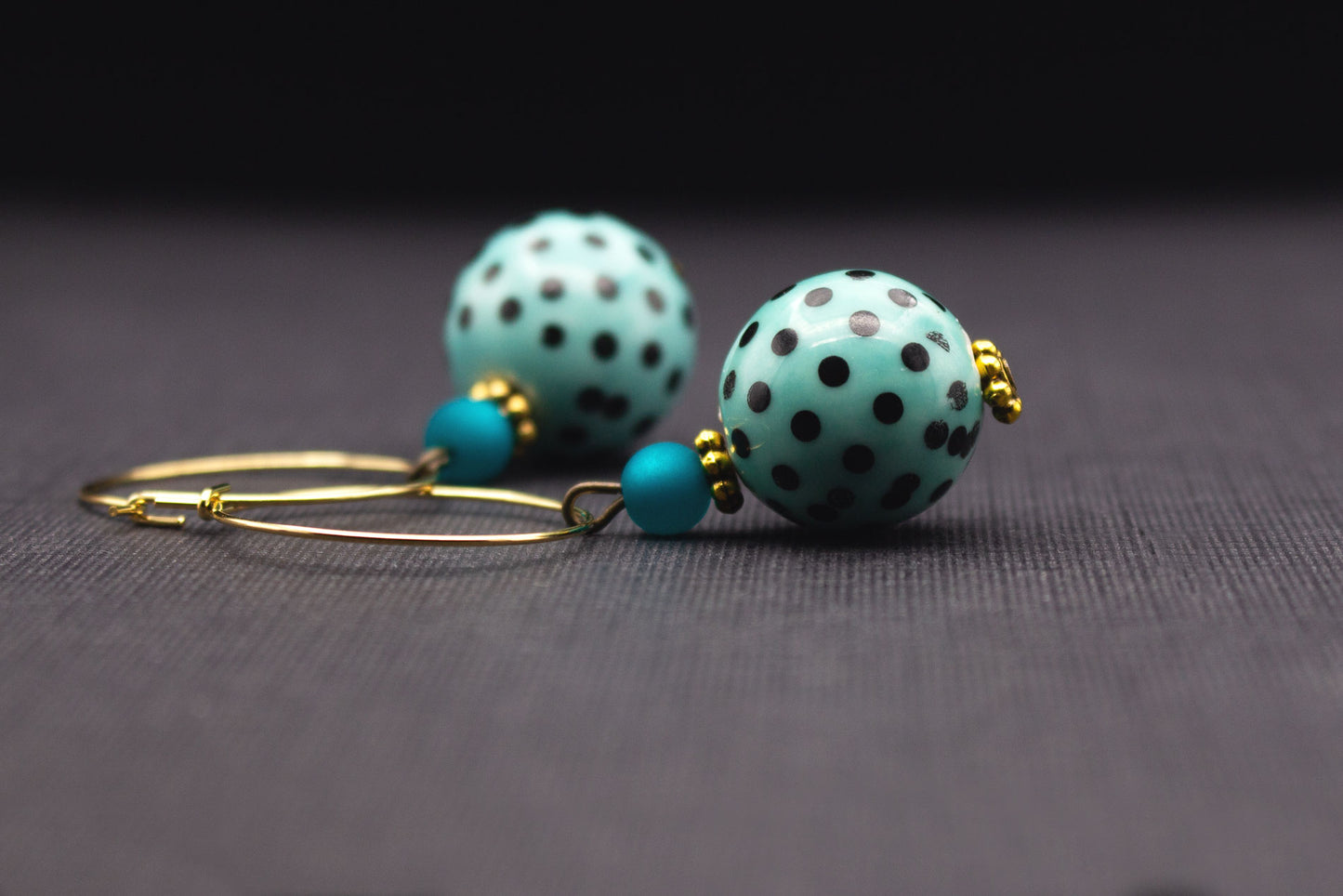 Retro Creolen Ohrringe Mint Schwarz mit türkisen Polarisperlen – ausgefallener Ohrschmuck