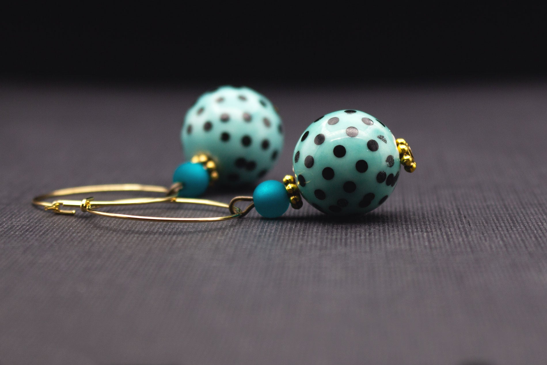 Retro Creolen Ohrringe Mint Schwarz mit türkisen Polarisperlen – ausgefallener Ohrschmuck