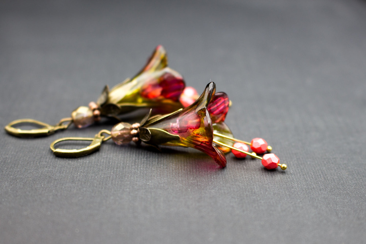 Creolen Ohrringe mit Blüten in Olivgrün und Pink – handbemalter Schmuck mit Glasperlen
