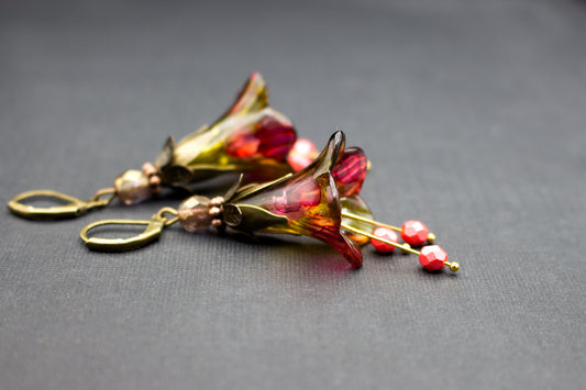 Creolen Ohrringe mit Blüten in Olivgrün und Pink – handbemalter Schmuck mit Glasperlen