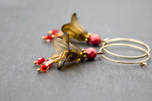 Creolen Ohrringe in Olivgrün und Rot mit Blüten und Glasperlen – romantischer Ohrschmuck für Damen