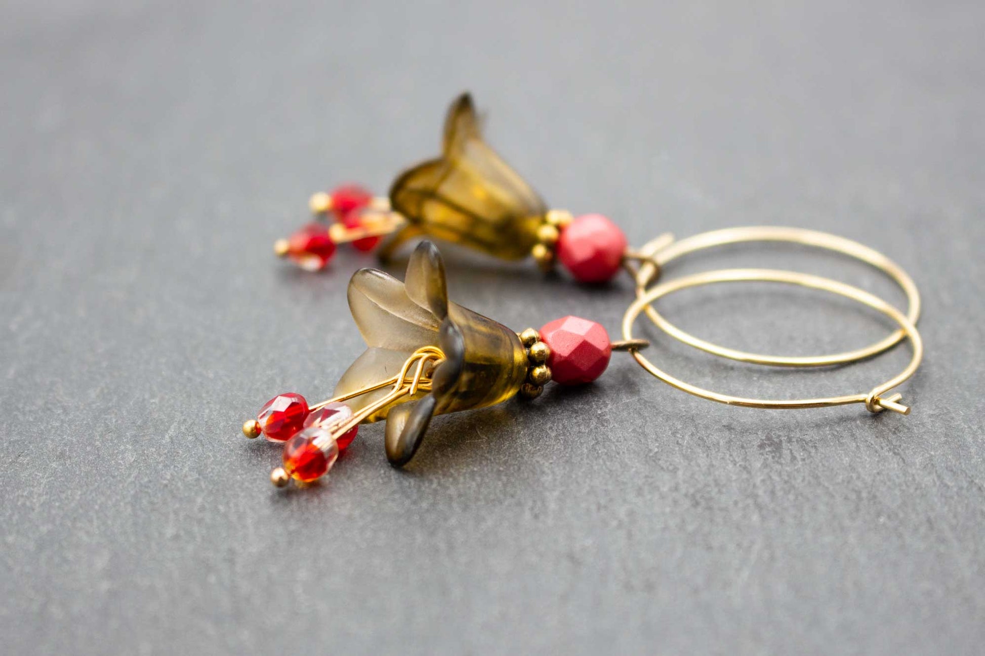 Elegante Creolen Ohrringe Olivgrün Rot mit Blütenelementen – stilvoller Schmuck für besondere Anlässe