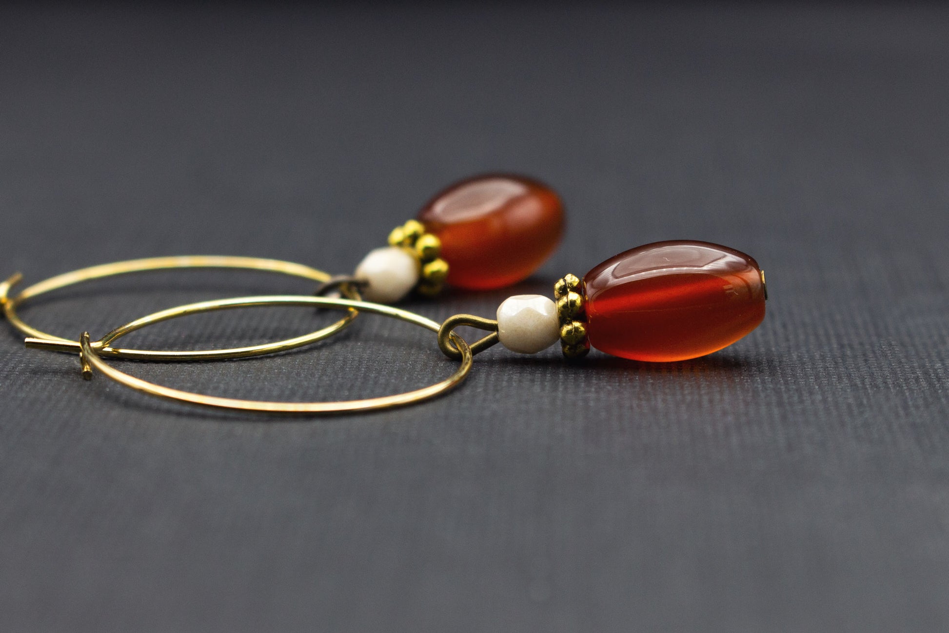 Goldfarbene Creolen mit orangefarbenen und cremefarbenen Perlen – Vintage-inspiriert