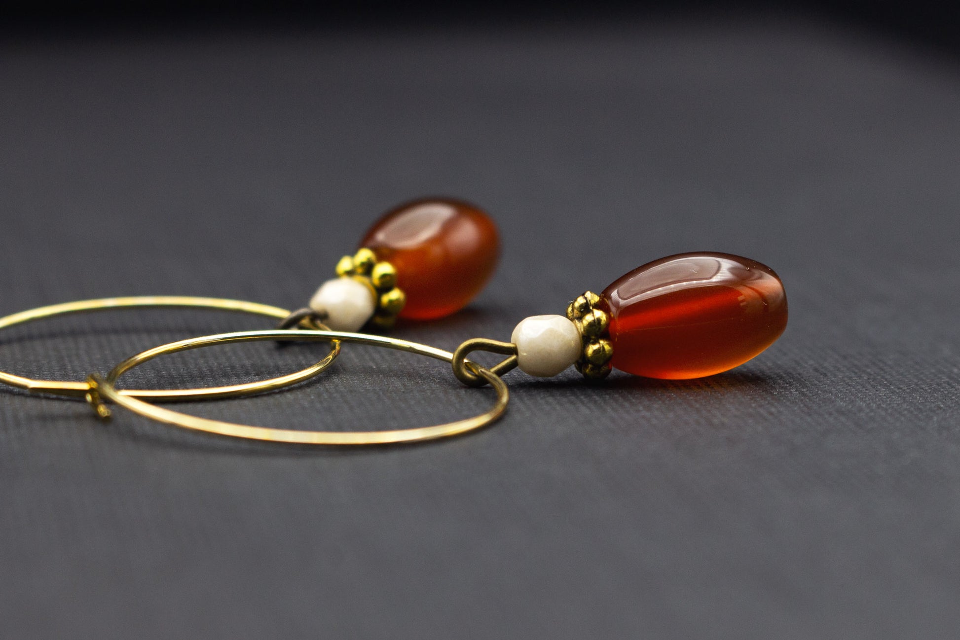 Eleganter Ohrschmuck – Creolen in Orange und Creme mit Glas- und Acrylperlen