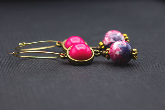 Creolen Ohrringe Pink Lila mit Cabochon und marmorierter Glasperle – elegante Ohrhänger