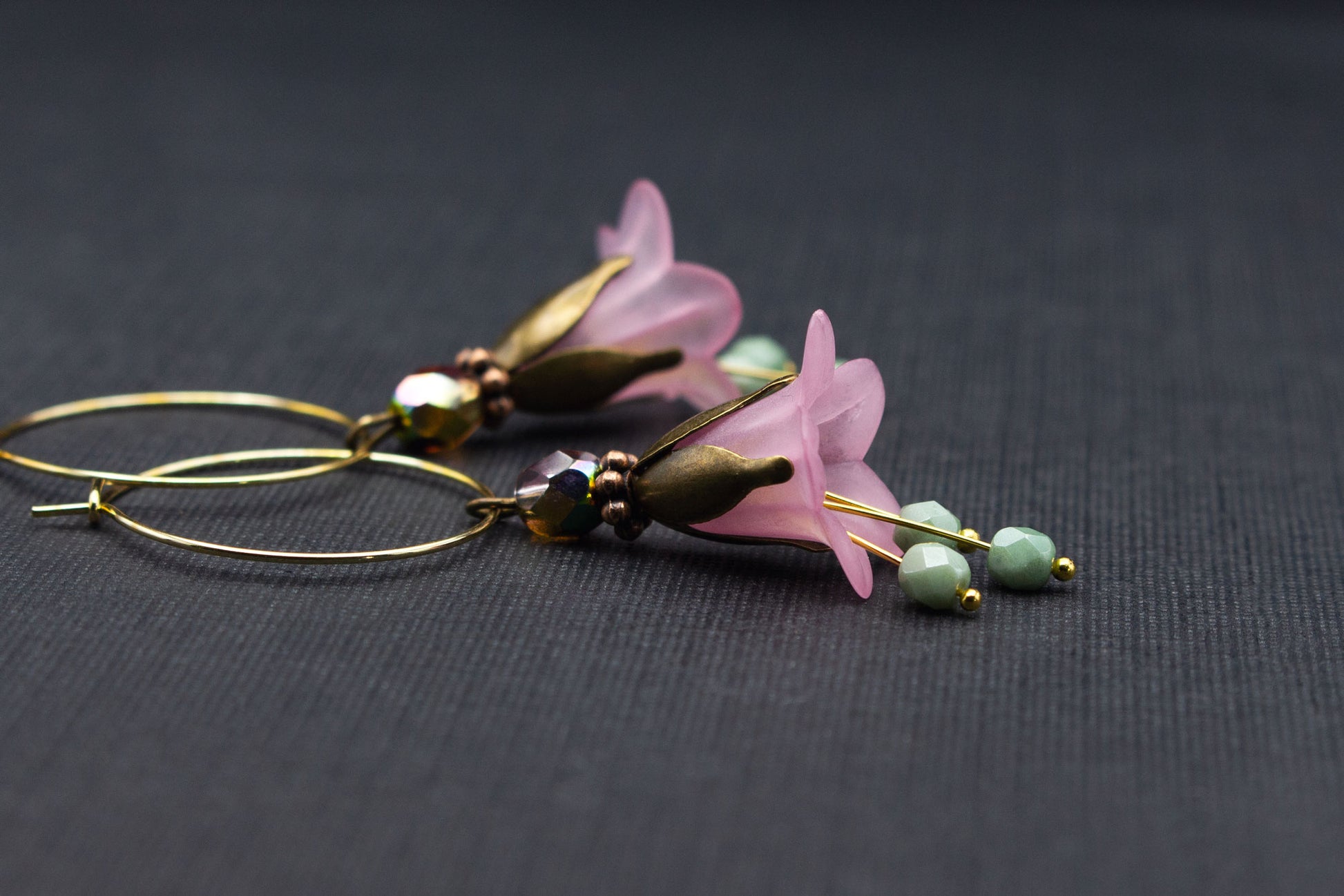 Creolen-Ohrringe mit rosa Blüten und lindgrünen Glasperlen