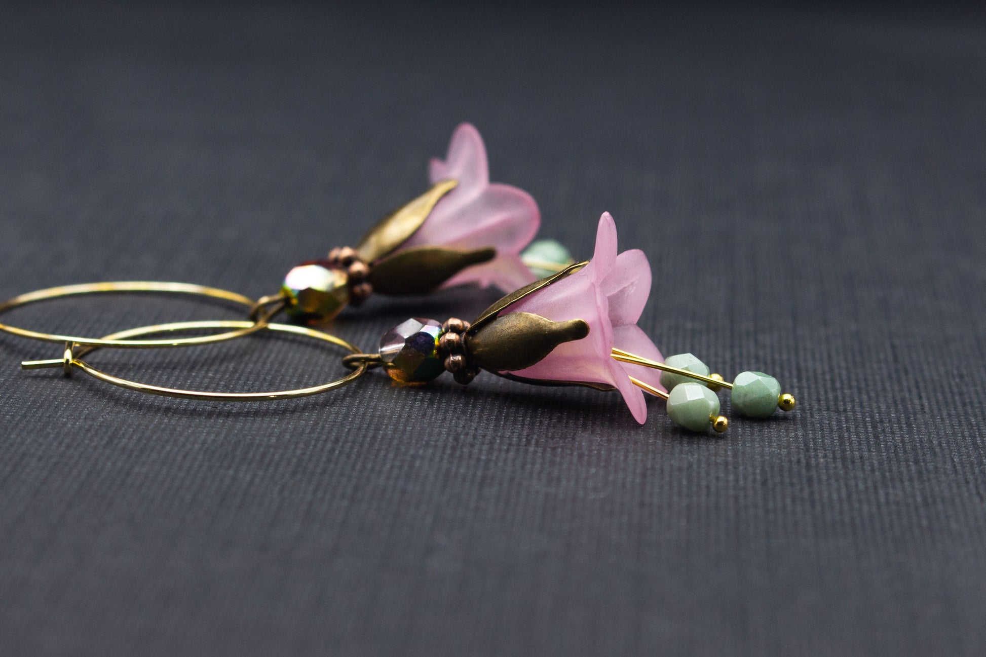 Detailaufnahme Creolen mit rosa Acrylblüten und lindgrünen Glasperlen