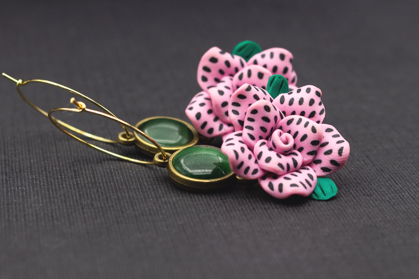 Creolen-Ohrringe mit rosa Fimo-Blüten und grünen Perlen