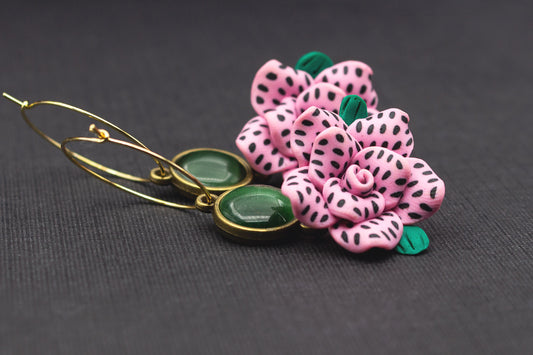 Creolen-Ohrringe mit rosa Fimo-Blüten und grünen Perlen