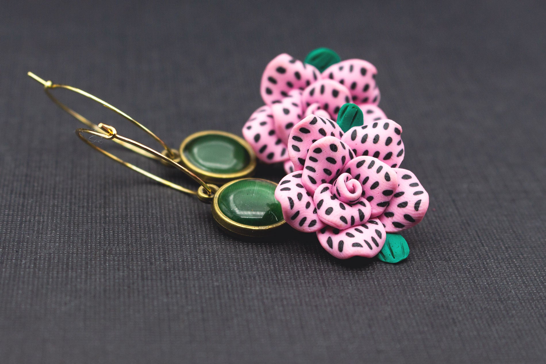 Seitenansicht Creolen-Ohrringe mit rosa Fimo-Blüten und grünen Cabochon-Perlen