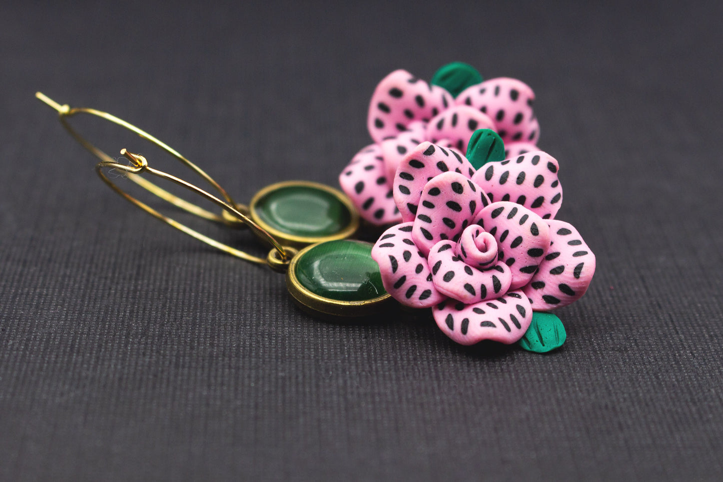 Detailaufnahme rosa Fimo-Blütenohrringe mit grünen Cabochon-Perlen