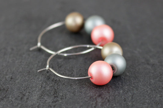 Creolen Ohrringe mit Perlen in Rosa, Grau und Cappuccino – eleganter Ohrschmuck