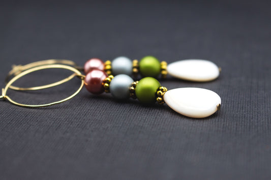Creolen Ohrringe Rosa Grau Olivgrün mit cremeweißem Tropfenanhänger – eleganter Schmuck