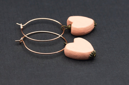 Creolen Ohrringe mit rosa Holzherzen in Roségold – romantischer Schmuck